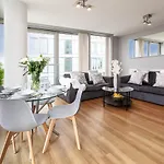 2 Bedroom 2 Bathroom Apartment In Central Milton Keynes With Free Parking And Smart Tv - Contractors, Relocation, Business Travellers