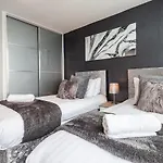 2 Bedroom 2 Bathroom Apartment In Central Milton Keynes With Free Parking And Smart Tv - Contractors, Relocation, Business Travellers