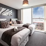 2 Bedroom 2 Bathroom Apartment In Central Milton Keynes With Free Parking And Smart Tv - Contractors, Relocation, Business Travellers