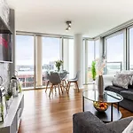 2 Bedroom 2 Bathroom Apartment In Central Milton Keynes With Free Parking And Smart Tv - Contractors, Relocation, Business Travellers