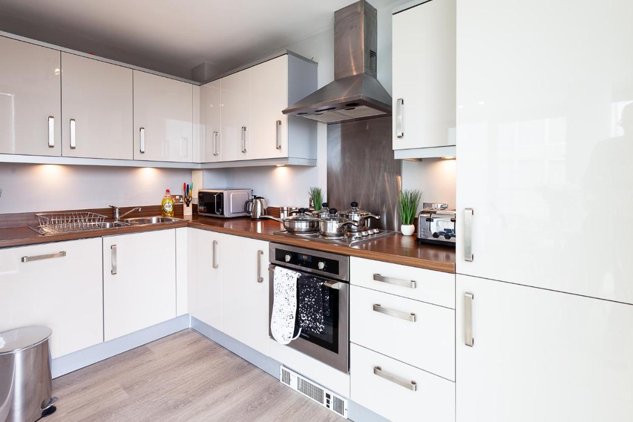 Smart Stay: 2br With Parking Milton Keynes