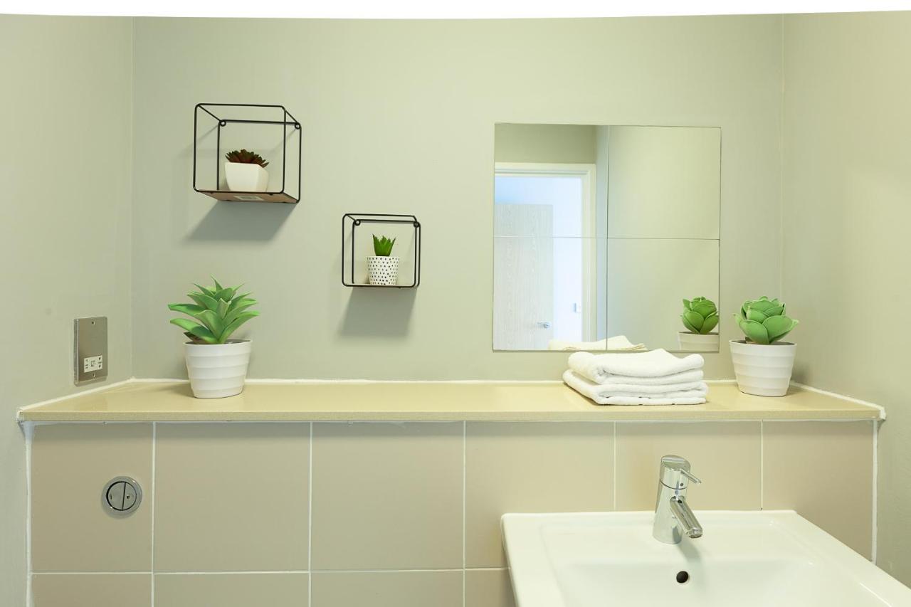 Smart Stay: 2br With Parking Apartment Milton Keynes