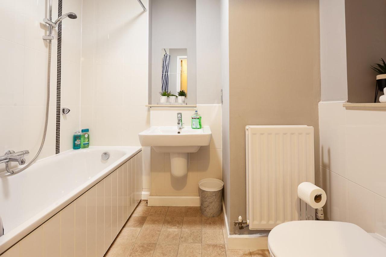 Smart Stay: 2br With Parking Apartment Milton Keynes