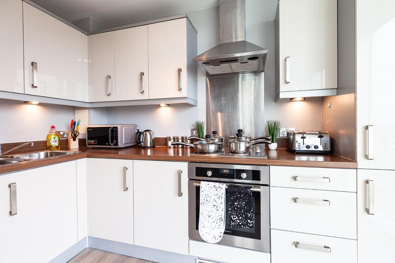 Smart Stay: 2br With Parking Milton Keynes