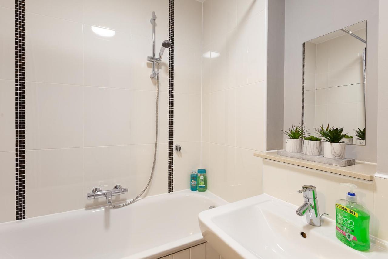 Smart Stay: 2br With Parking Milton Keynes